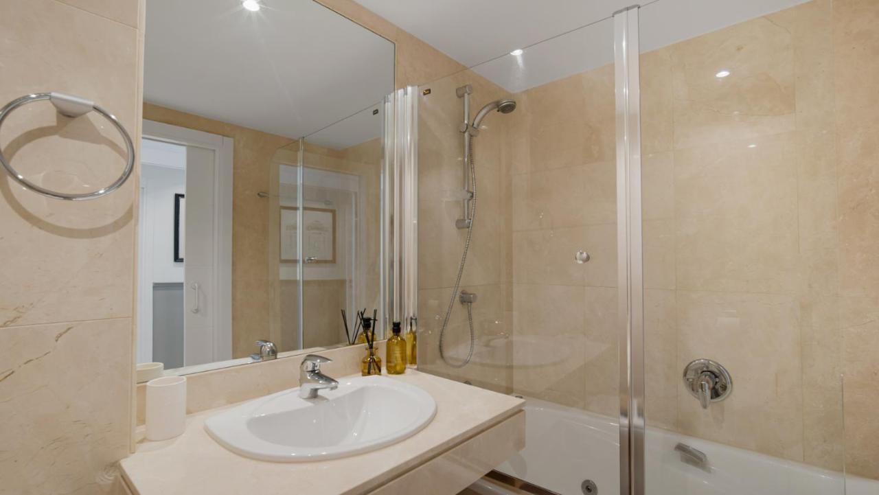 Beach-Line Apartment With 3 Bedrooms In Estepona Exterior foto